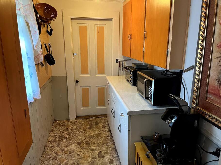 Cute 6-Bedroom Getaway In The Heart Of 利特尔顿 外观 照片