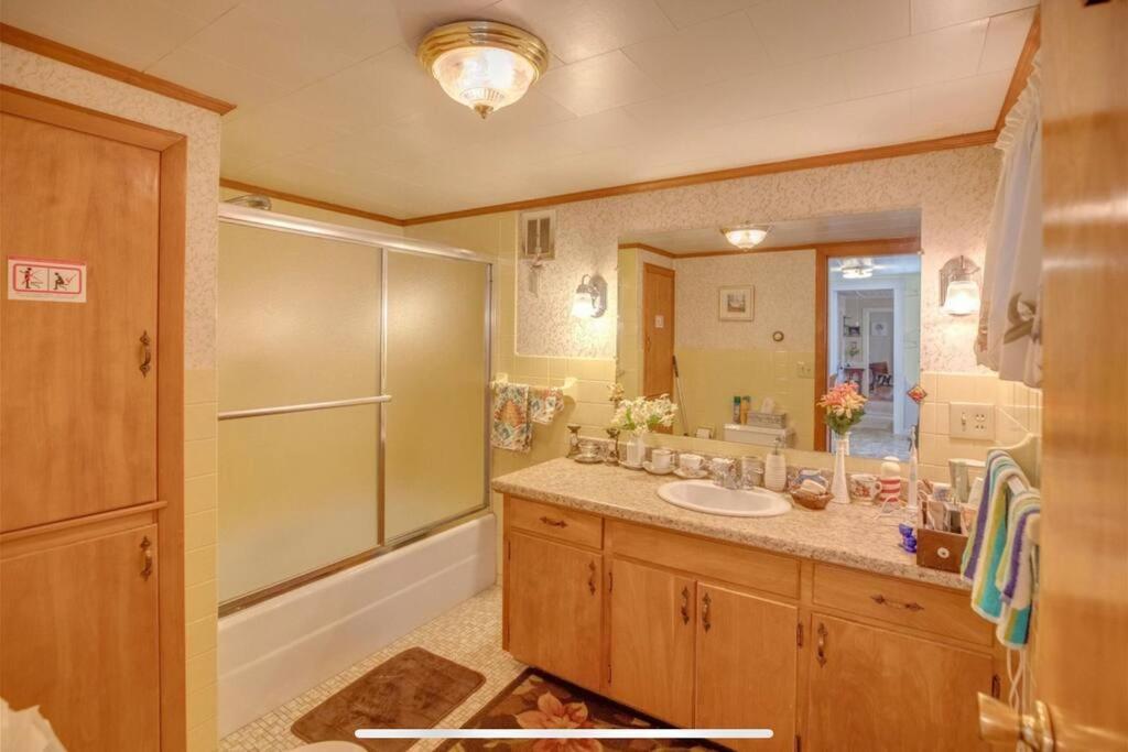 Cute 6-Bedroom Getaway In The Heart Of 利特尔顿 外观 照片
