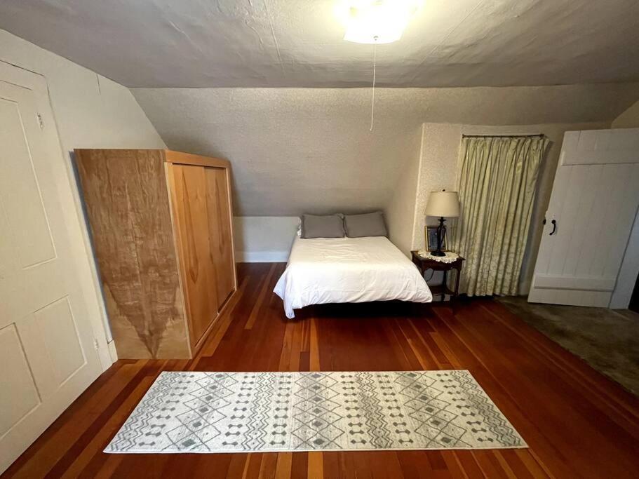 Cute 6-Bedroom Getaway In The Heart Of 利特尔顿 外观 照片